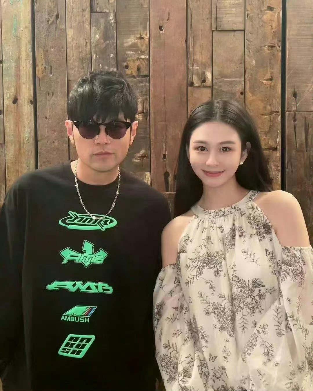 邱淑贞女儿沈月与周杰伦合照