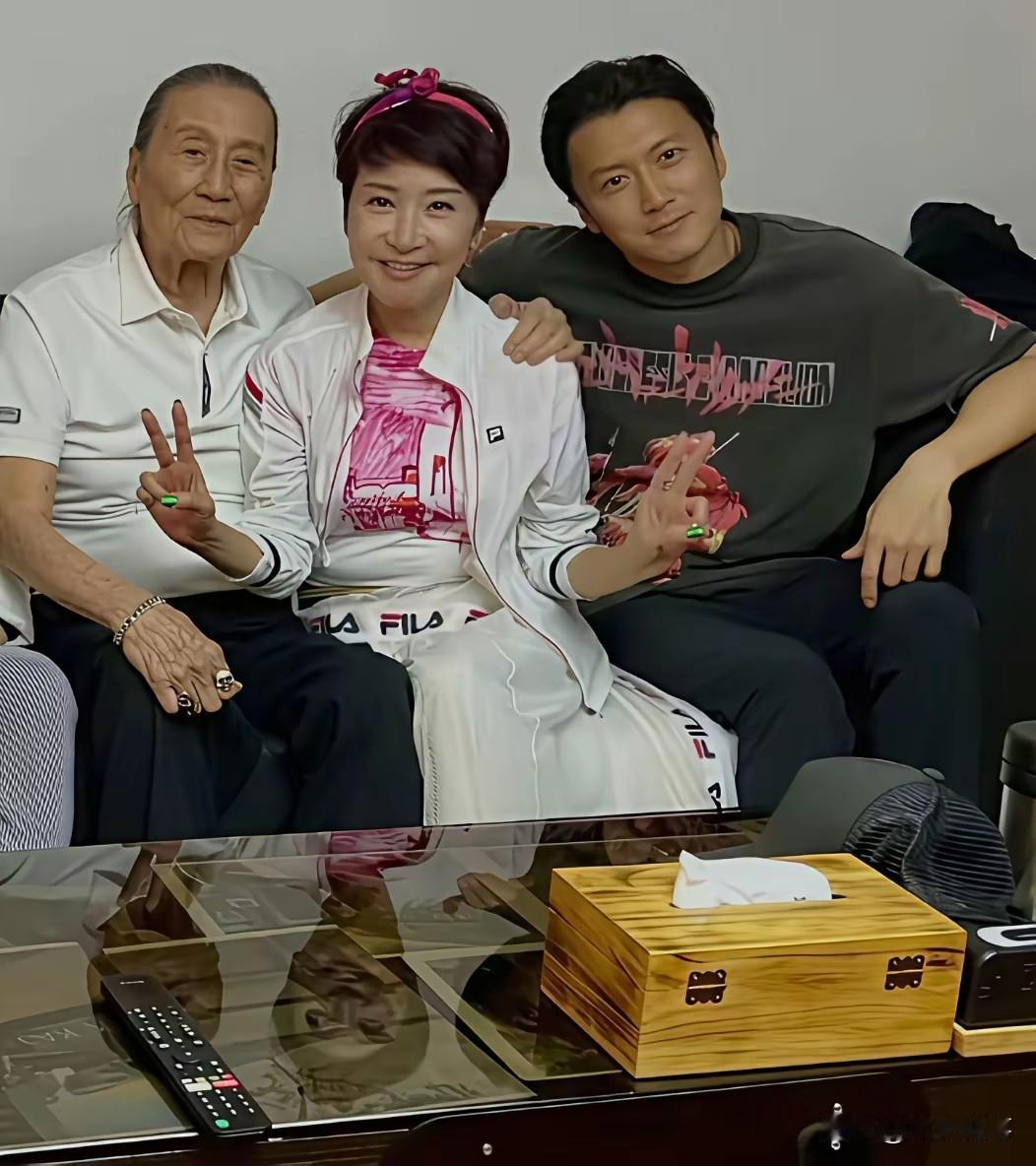 谢贤、狄波拉以及儿子谢霆锋的同框留念。镜头下，谢贤一身简约白色上衣，神态平和，手