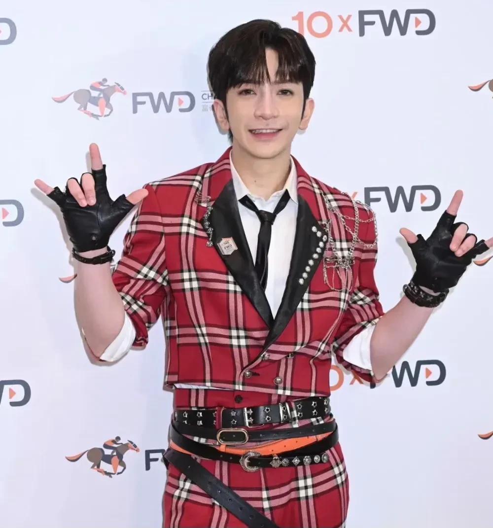 这名叫卢瀚霆的小鲜肉，是香港顶流的男星，他是男团Mirror的成员，现在在香港的