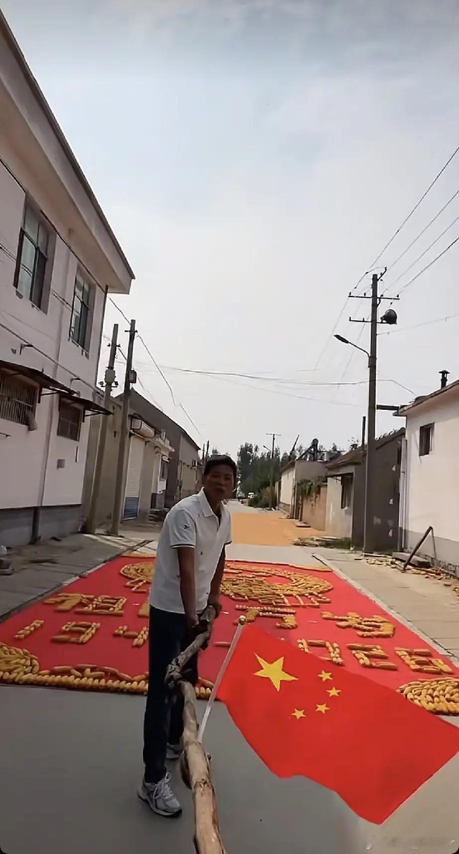 这个大哥怎么也没想到自己会一夜之间爆火，他在自己家的门口，用自己家里的丰收玉米和