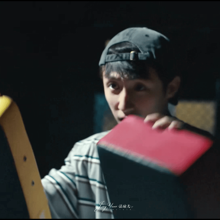 黄景瑜演出了千帆过尽的感觉张小满刚到日本时眼睛亮亮的，笑起来傻乎乎的，五年后眼