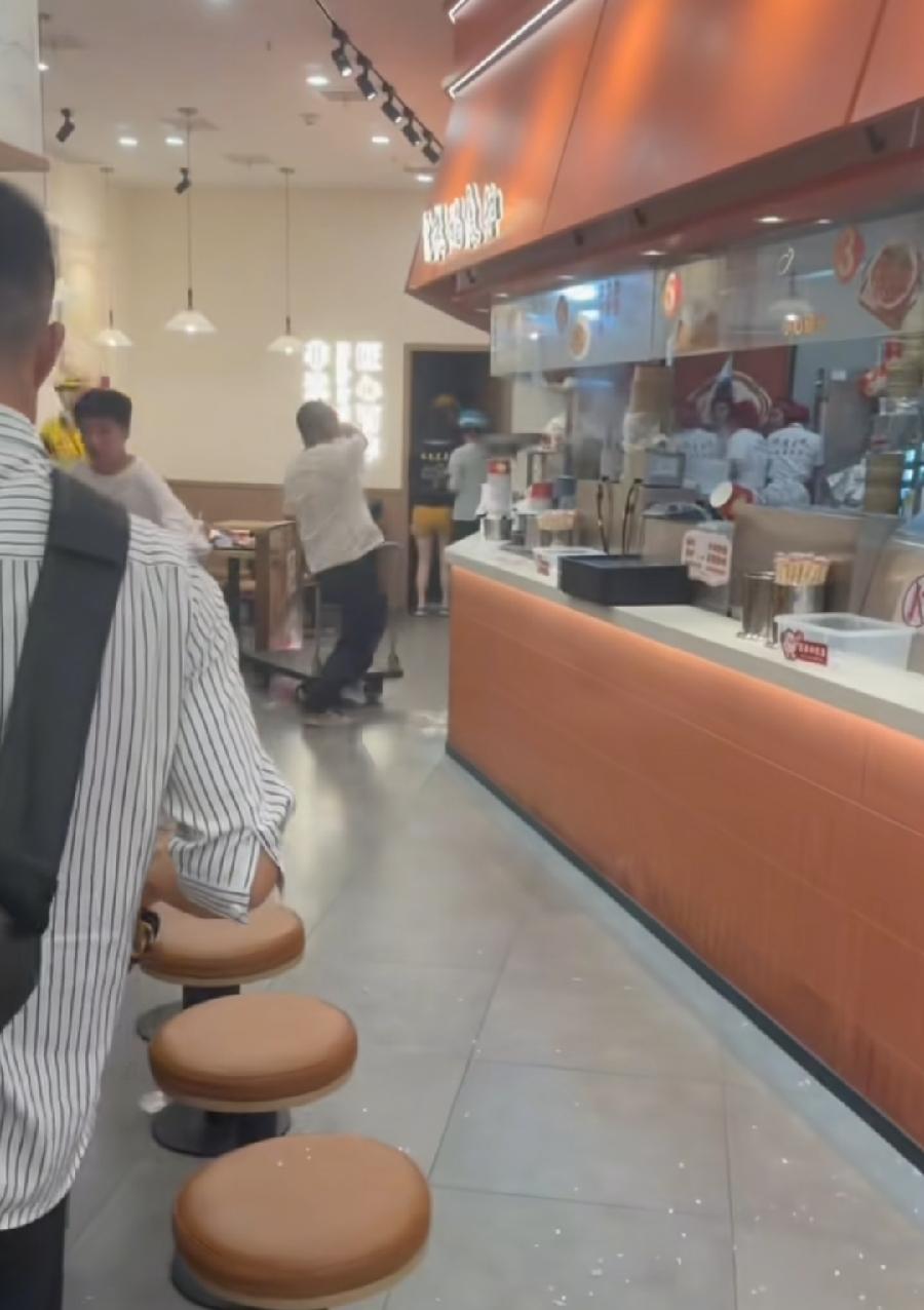 武汉男子爆砸餐饮店，网友透露，外卖众包骑手，疑似被店家卡餐惹恼了，店内网友拍摄视