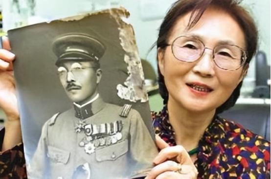 东条英机临刑前留下“不语一切”的祖训，让后人对其罪行保持缄默。可他的孙女东条由布