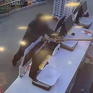 锄头砸向收银台！江西零食店惊魂一幕：素不相识的老人为啥下死手？10月29号