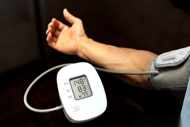 最魔幻的一件事儿来了。你这边小心翼翼按时按点吃着降压药，那边一杯接一杯地灌着“