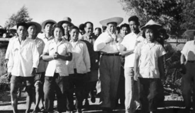 毛主席说，全心全意为人民服务。可到了1951年，刘少奇在北京的一次座谈会上抛