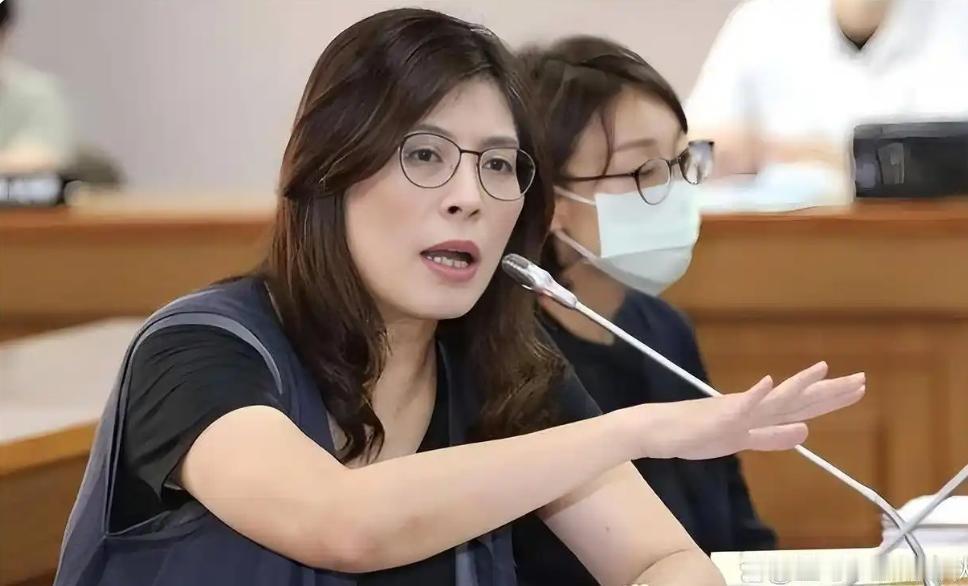 国民党主席郑丽文改变立场了吗？她难道要先访美再访陆吗？郑丽文原本称优先访