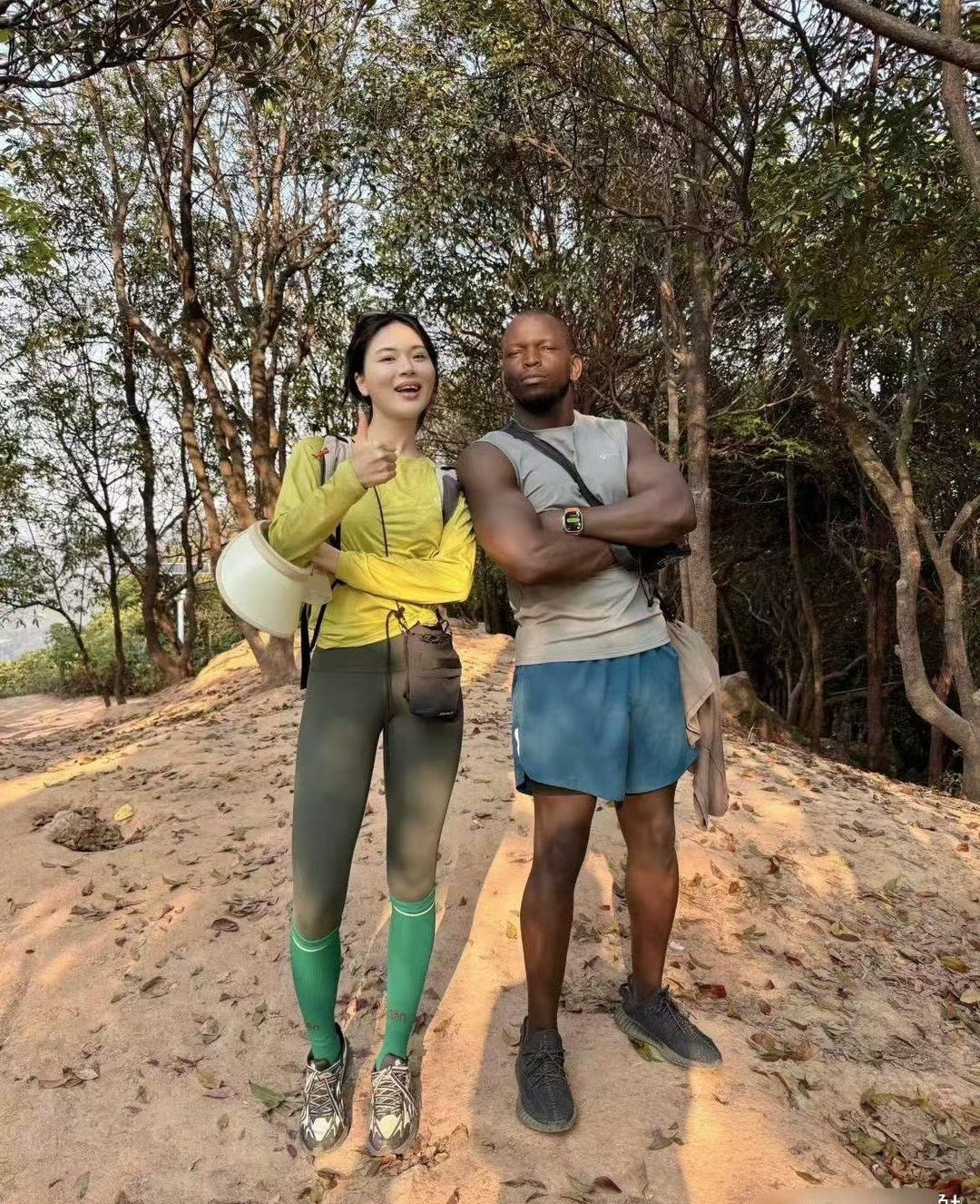 和黑人爬山真的好吗？她好像还挺开心