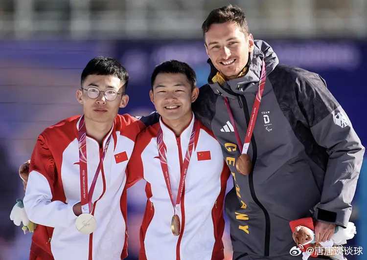 3月8日2026米兰-科尔蒂纳冬残奥会首个比赛日结束。中国体育代表团在残奥冬季两