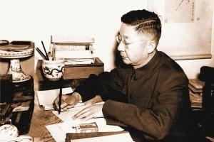 1966年，妻子写了一封信，让67岁的老舍被殴打一整天。半夜，他一瘸一拐回家，敲