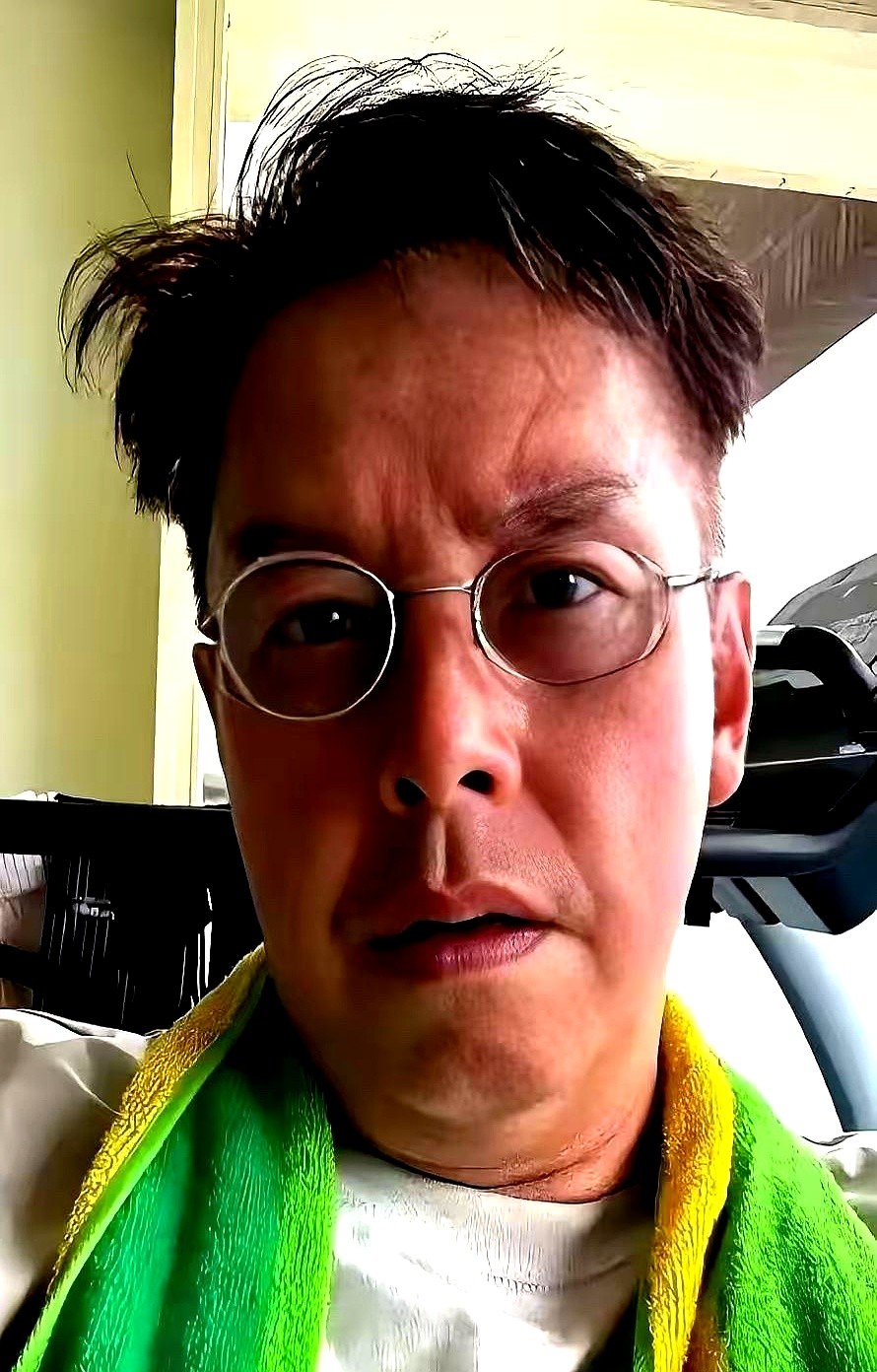 左手死死拽着松掉的裤腰带，右手举麦高音直飙。76岁的谭咏麟连唱三个半小时，41首歌全开麦零破音。台下