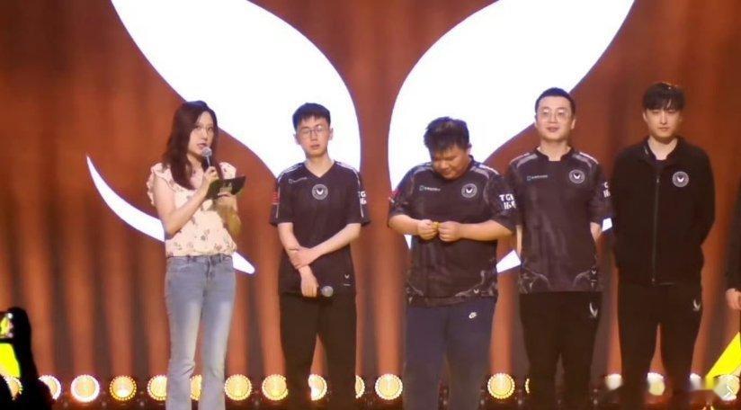 五一被acl刀塔2承包了XG夺冠ACL线下赛当XG战队捧起冠军奖杯时，所有熬夜