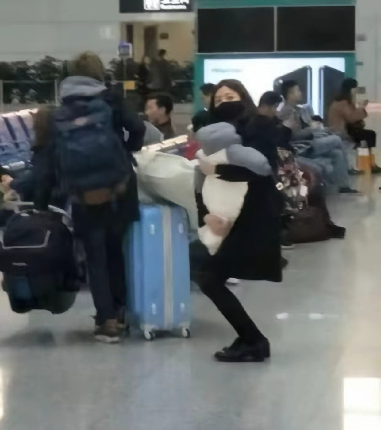 这是陈妍希抱着孩子在陈晓老家合肥的火车站好心酸…