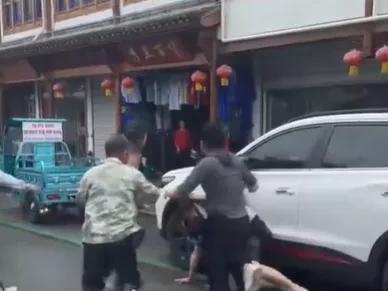 “嚣张至极！”安徽泾县，男子带着妻子和4岁的女儿去旅游，将车停到公共车位上。一菜