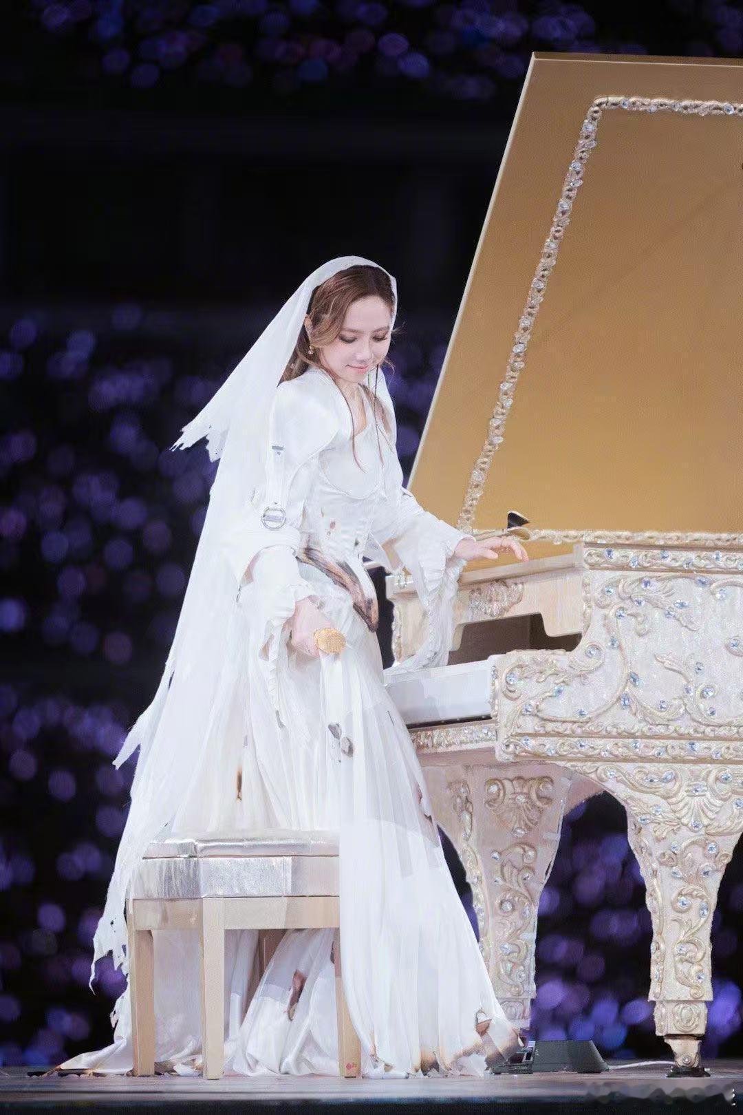 邓紫棋再忙也要偷瞄你一眼原来我们仰望她的同时，她也在偷偷看我们。邓紫棋的这份