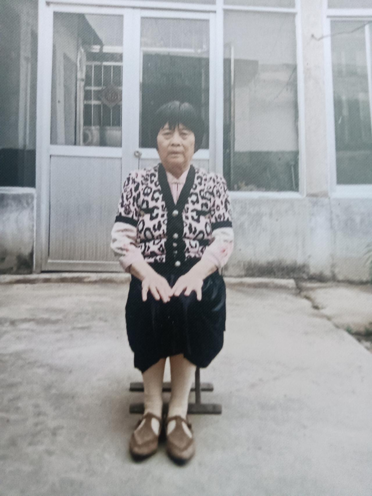 花落人离去曲尽人疏远藏头诗文/李兴伟花落人疏此处凉，落花已尽人忧伤。
