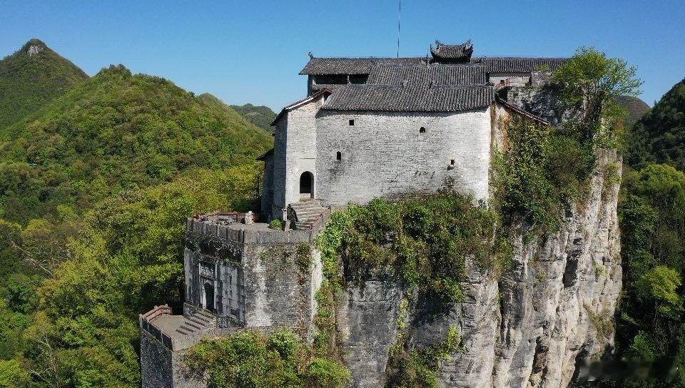 贵州安顺天台山伍龙寺，400多年修建的空中“幻境城堡”