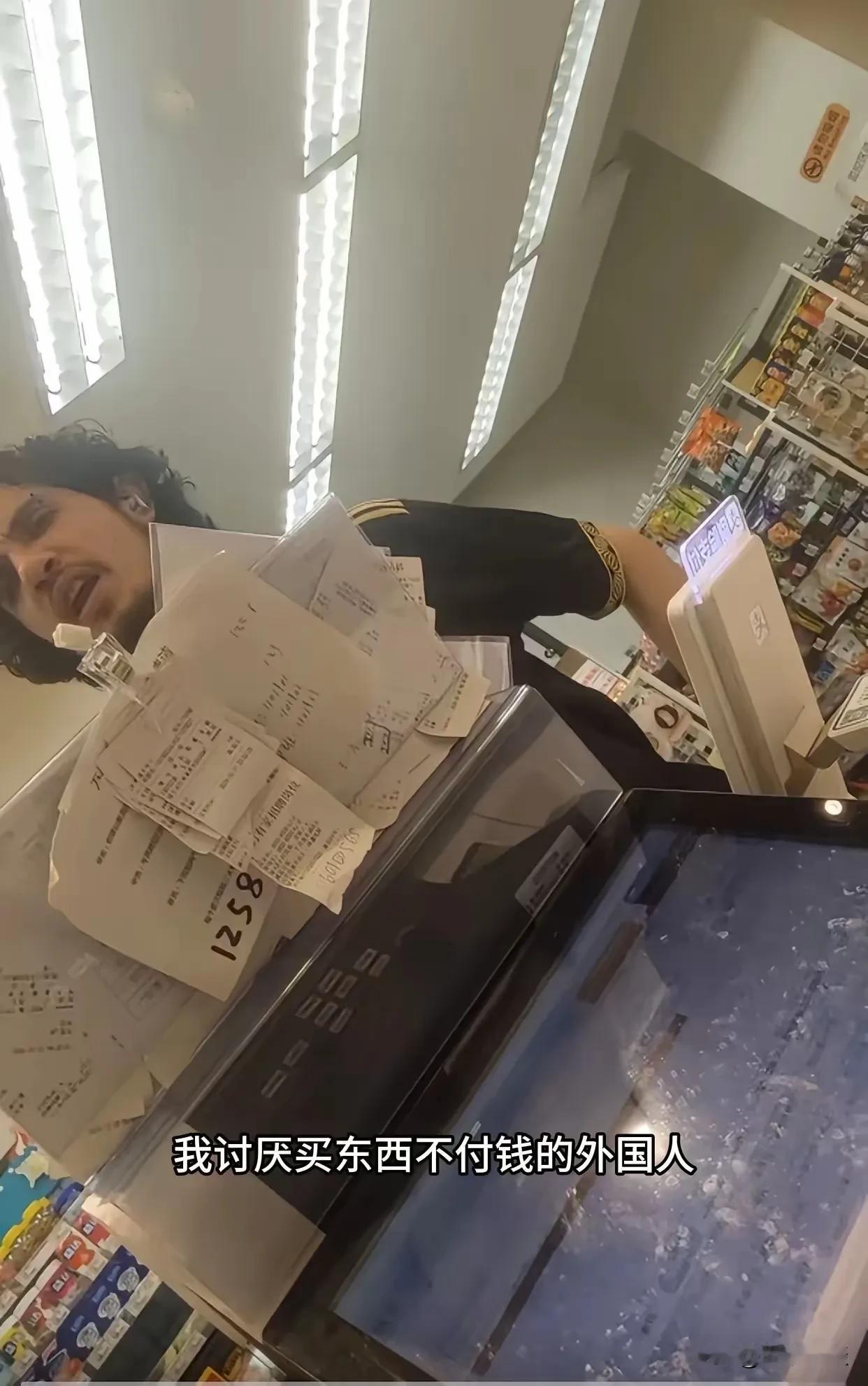 说句喜欢中国就想白嫖，没门！一外国小伙子在湖北的小超市购物，进去拿了很多东西，站