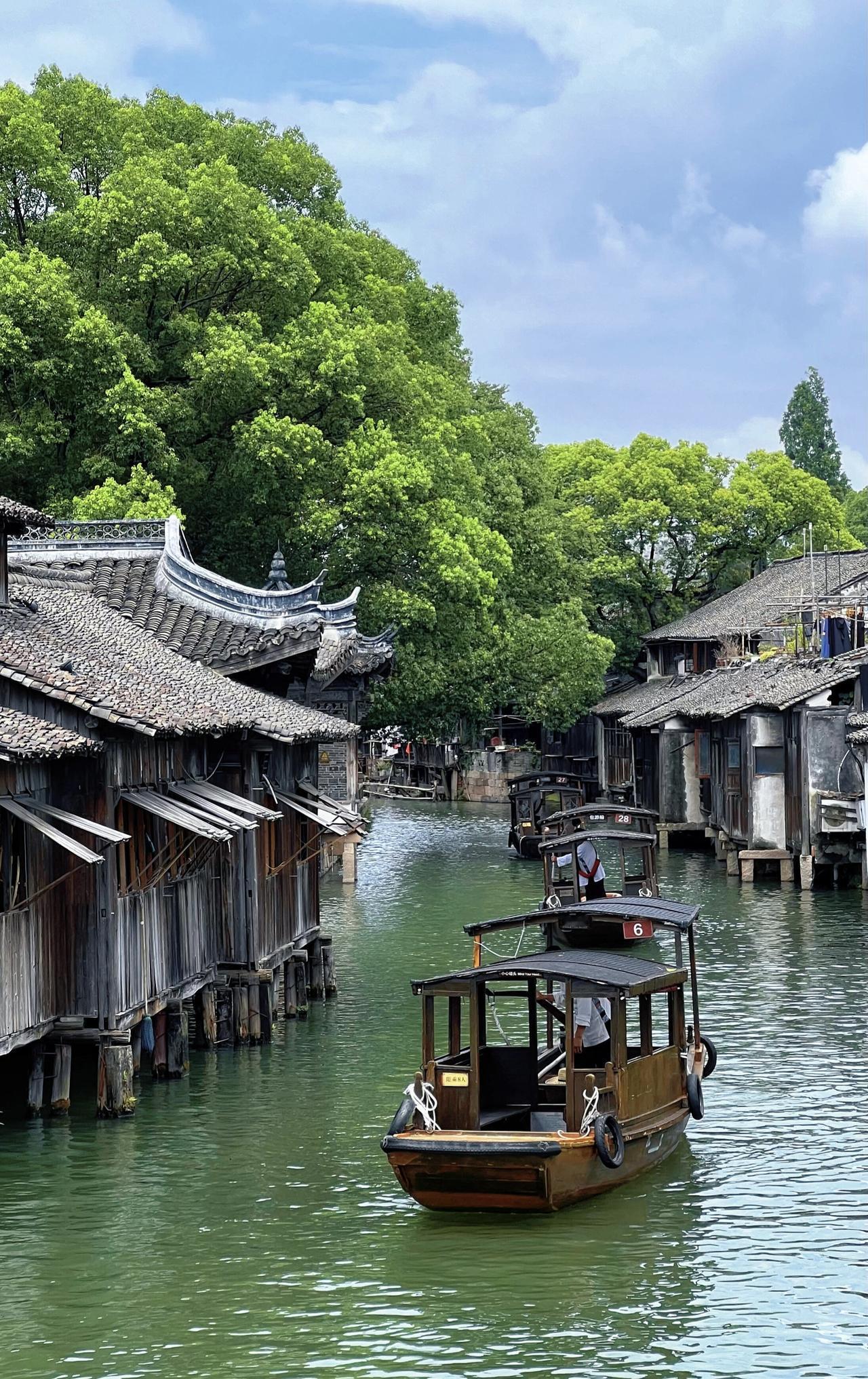 说句实话，不怕被网友反驳：如果预算充足、追求真正的江南韵味，乌镇才是古镇圈的顶级