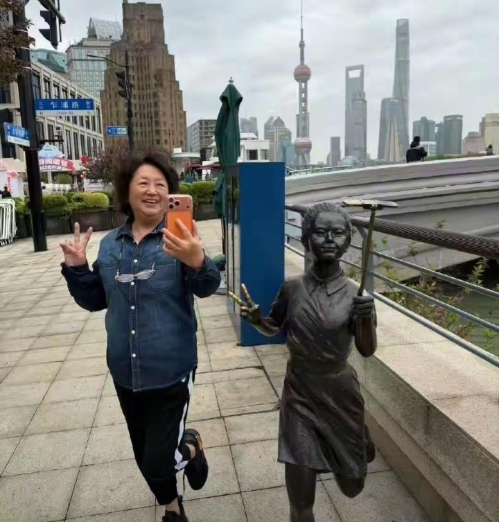 4月21日，黄晓明晒出带父母游上海的日常，亲自当摄影师，打卡邮政博物馆、苏州河畔