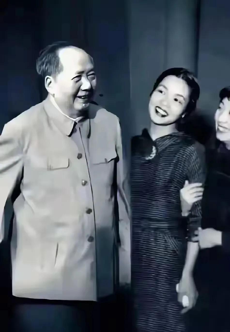 那天，在人民大会堂，慈祥的毛主席终于来到了大家身旁，望眼欲穿的两位女同志简直不敢