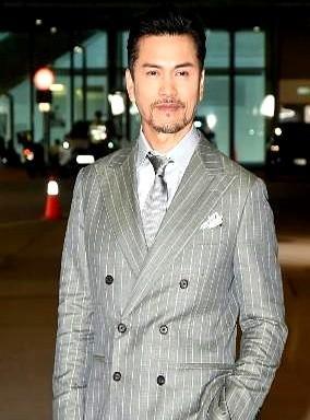 63岁吕良伟的“不老”真相：不是基因，是每晚10点的强制断电你以为明星保养靠天