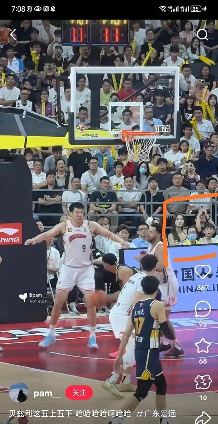尴尬了！周鹏在广东宏远现场解说妻子刘小美带着儿子陪同，可是身为广东宏远老队长的他