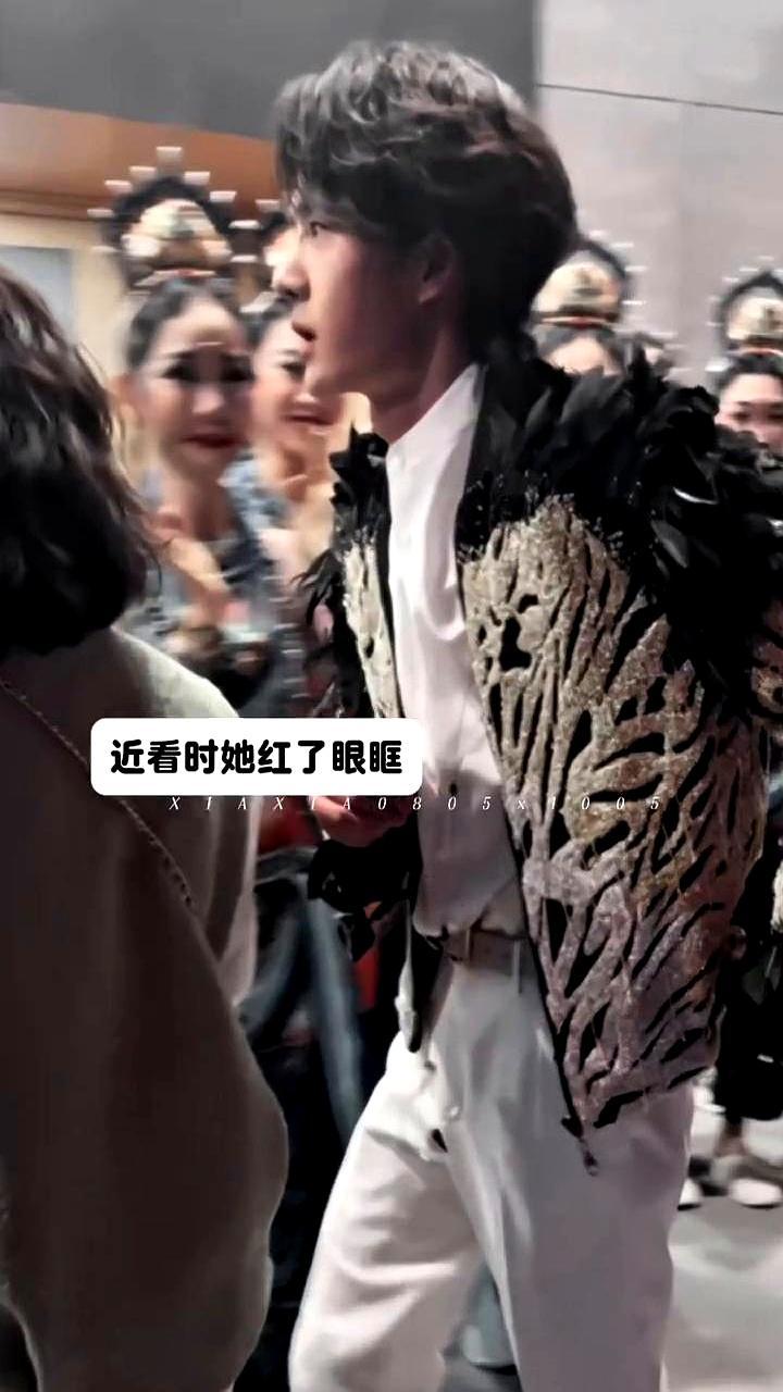 王一博最戳人的，不是金鸡奖提名，而是他钻进车里前的那个回头。红毯走完了，保