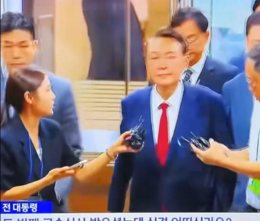 尹锡悦打感情牌，他说，他现在已经是孤立无援了，希望不要撤走他的律师，要是把律师撤