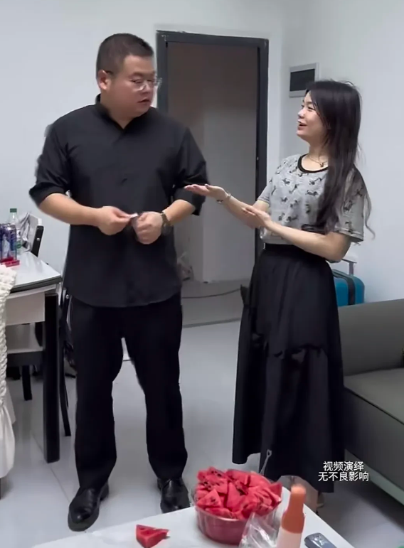 这个男人好聪明啊，他知道老婆出轨以后，他不吵不闹也不离婚，他只是工资再也不上交了
