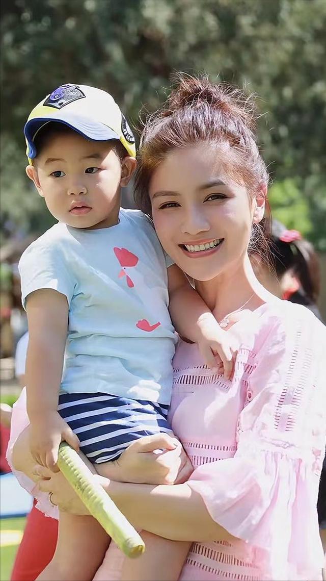 沙溢儿子安吉成长迅速，身高出众引发网友惊叹。近日拍亲子变装照，再现小时候场景，却