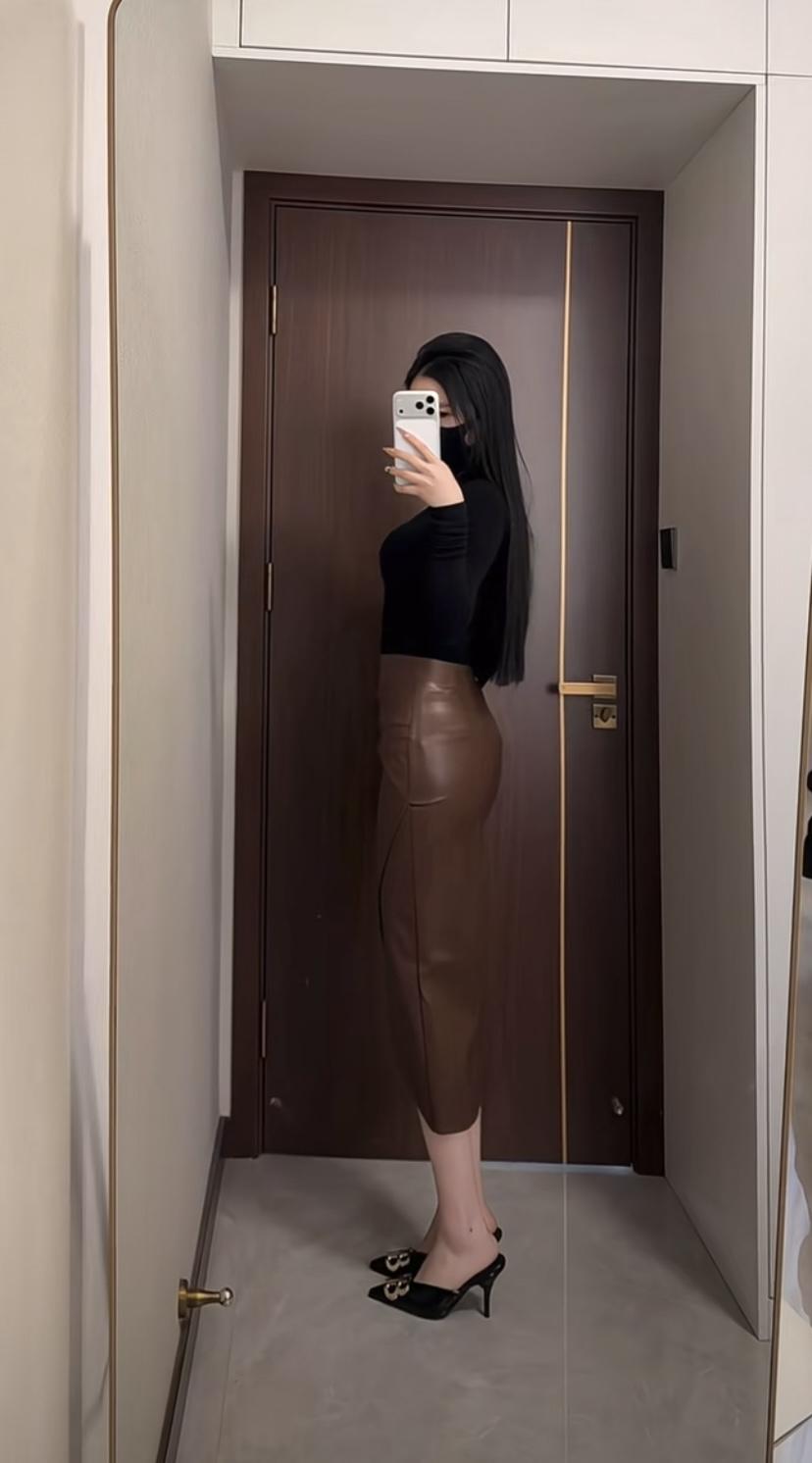 周末去约会，这身衣服怎样？职场丽人如何搭配黑色半身裙黑色配什么颜色好看皮裙