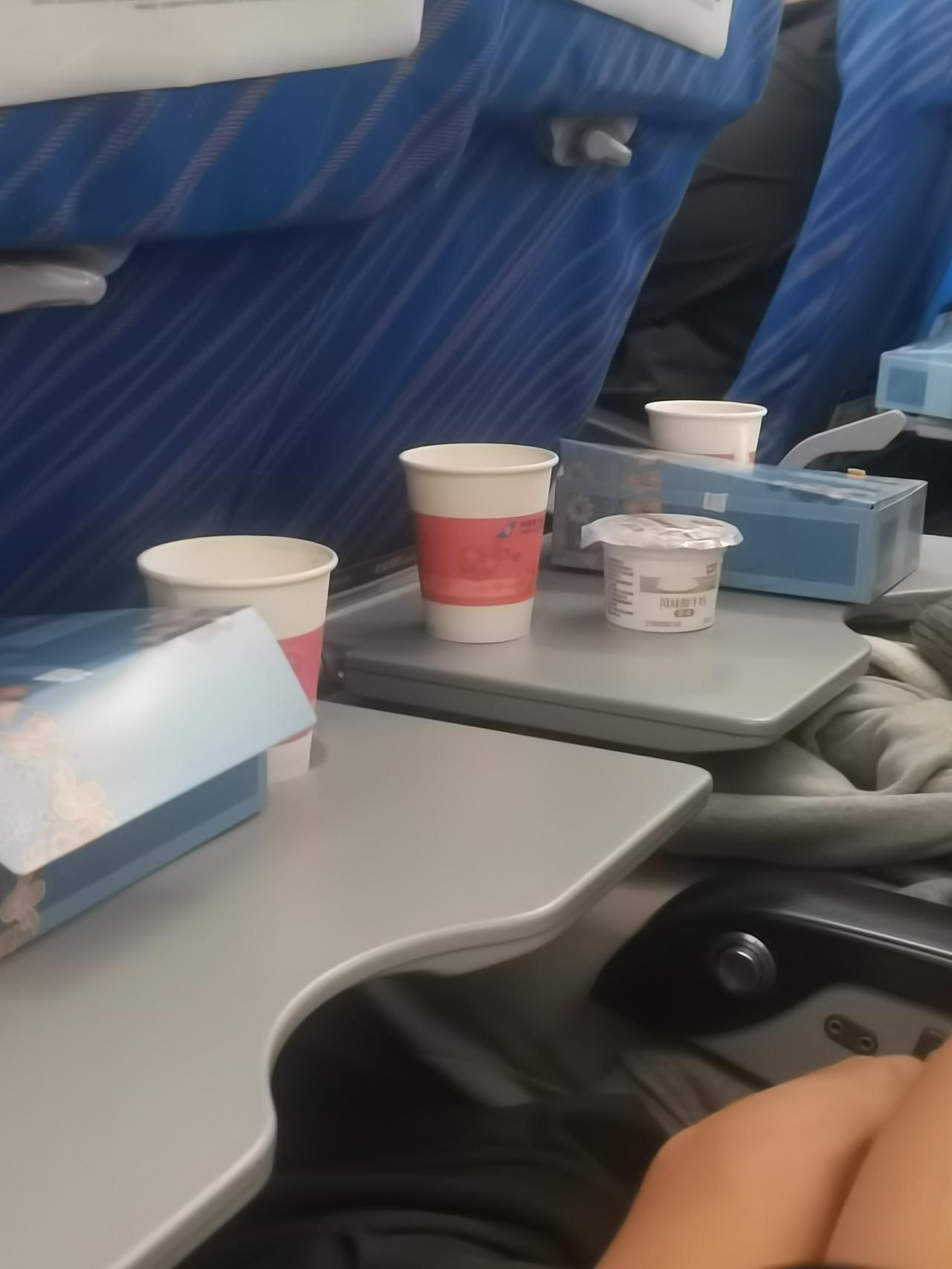 空姐的失误从深圳回老家盐城的时候我在大众点评订的机票，请儿子帮选了座位55A靠