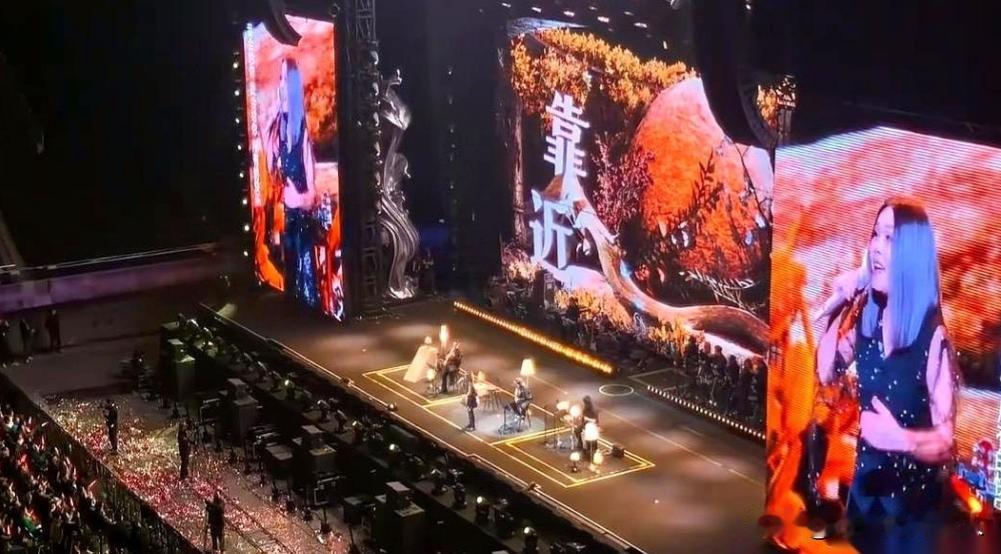 田震，消失24年，终于回北京开演唱会了，原以为近万人的国家体育馆会空出一大半，结