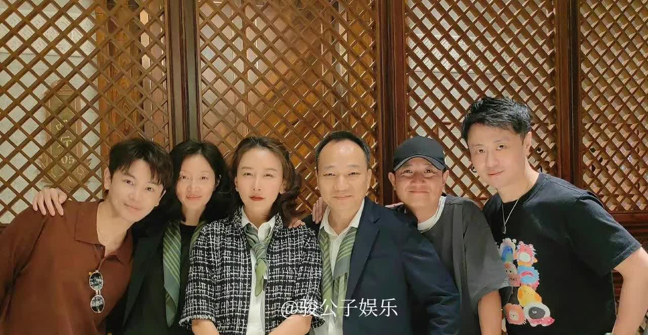 日前，文章参加了中央戏剧学院的同窗聚会，与孙坚、毛俊杰、沈佳妮等昔日同学合影留念