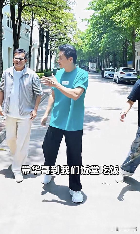 展昭何家劲请靖哥哥黄日华吃员工餐，何家劲已经不是第一次请演员朋友吃员工餐了，每个