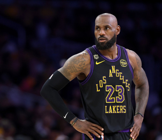 今天，曾随湖人两次夺冠的迈克尔·汤普森（克莱父亲）ESPN的节目中痛批嘘詹姆斯离