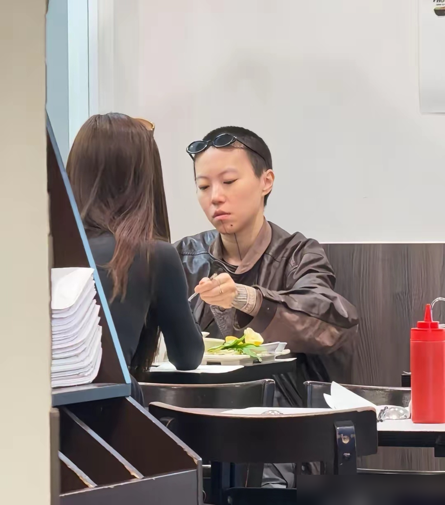 窦靖童又被拍了。巴黎街头，咬耳朵，摸脸。热搜挂了一整天，她始终没说话。三年前，媒体围着她问感情。她说