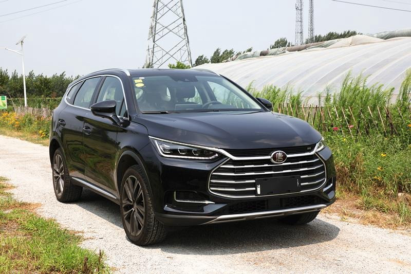 比亚迪唐是王朝系列中型/中大型SUV，主打7座家用+低能耗+强安全+长续航，目前