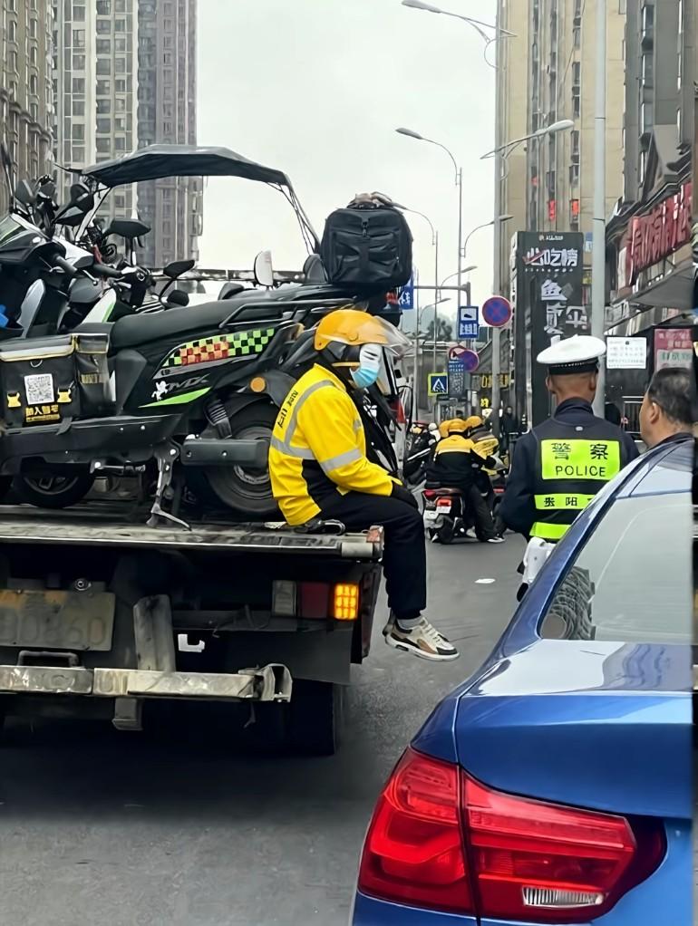 看到这一幕，真的挺心酸的！把车还给外卖小哥吧，真的很不容易了，底层劳动人民吃饭