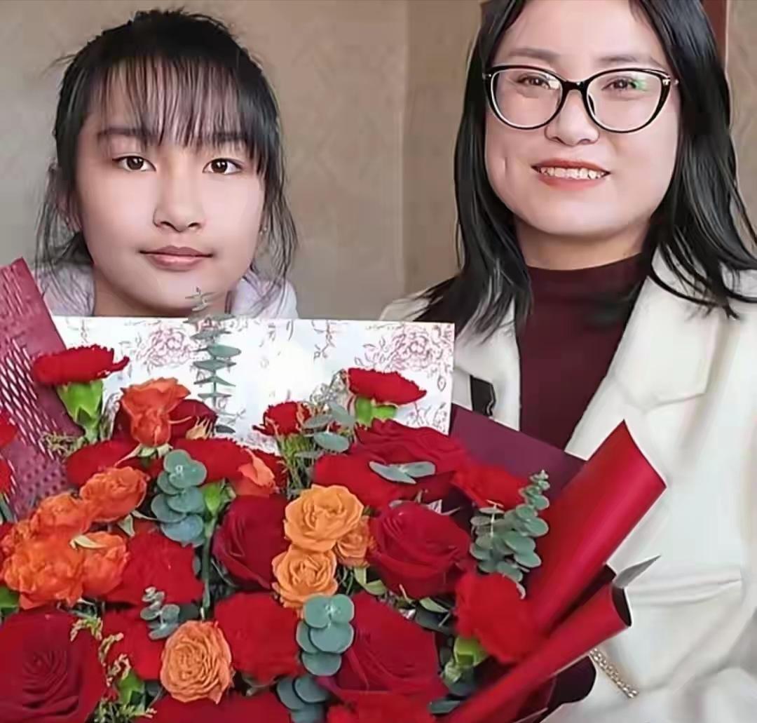 别说好听的，谁让13岁女孩涉险救人？没有任何安全保障下有可能双双毙命，如果消防员