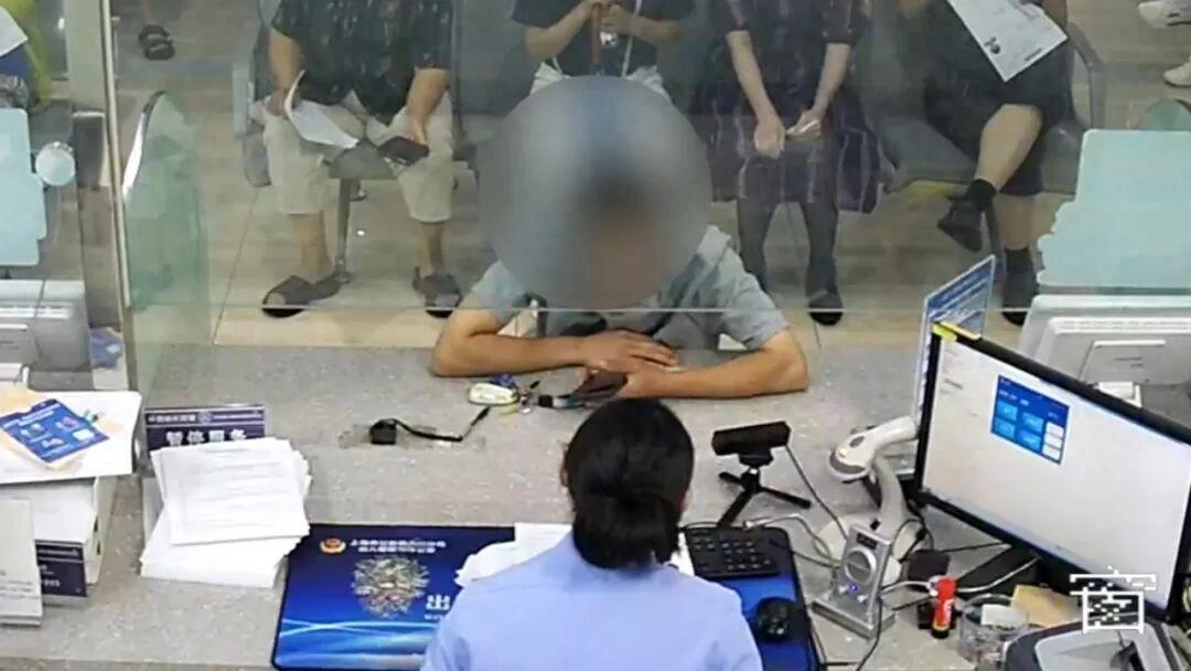 “恋爱脑没救了！”上海，男子和一名外国女子网恋两年，只见过一面，就要死要活跑到东