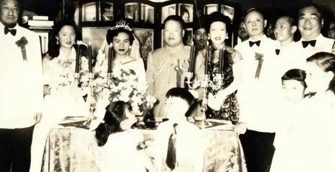 1961年，58岁的马步芳对18岁的五姨太说：“把你妈妈和两个妹妹叫来伺候我！”