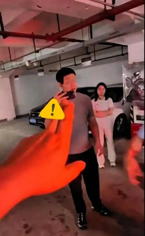 很多网友想不明白，占了车位的彭某某被停职，堵车的雷某某为何只有“批评教育”？有一