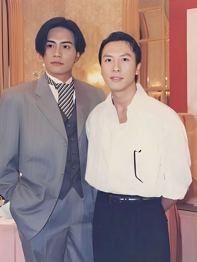 看到《精武门》中甄子丹和林志豪的旧照，虽已过去近30年，仍觉得演配角的林志豪