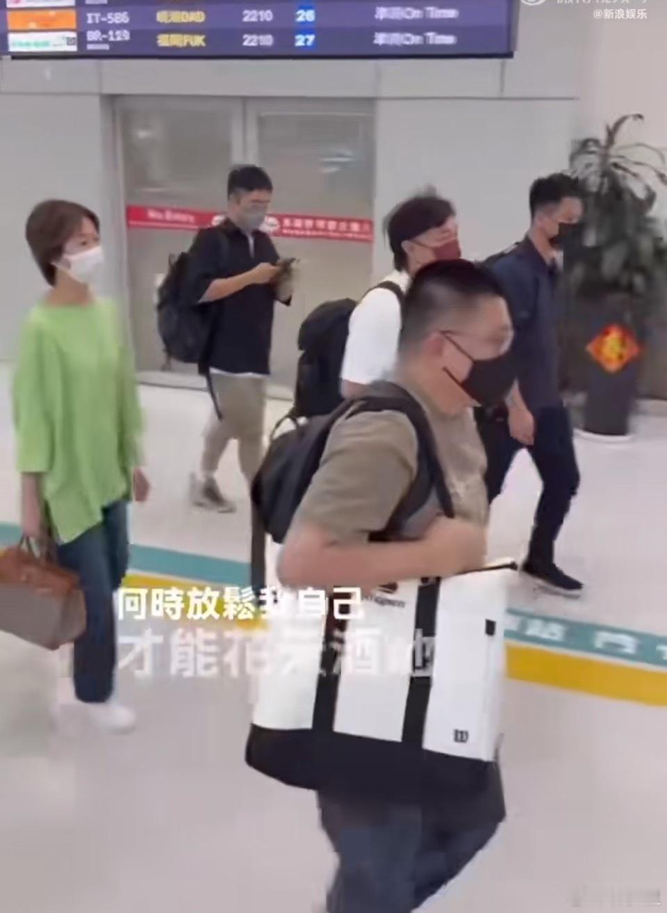 陈奕迅风波后首现身全员戴口罩。看上去恢复的不错，更显得谣言的荒诞了。陈奕迅露面