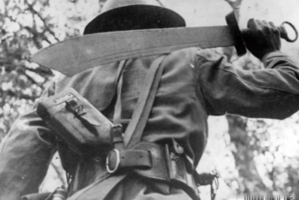 张自忠尖刀队，在夜晚袭击了南京大屠杀中最狂暴的13师团，看到穿着裹裆布的男人就砍