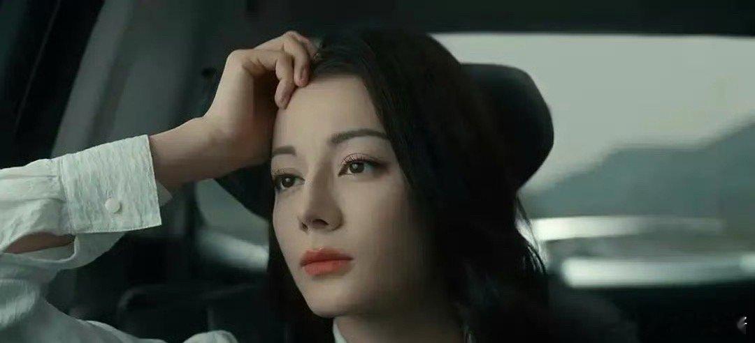 迪丽热巴、赵露思同款镜头，谁驾驭的更好