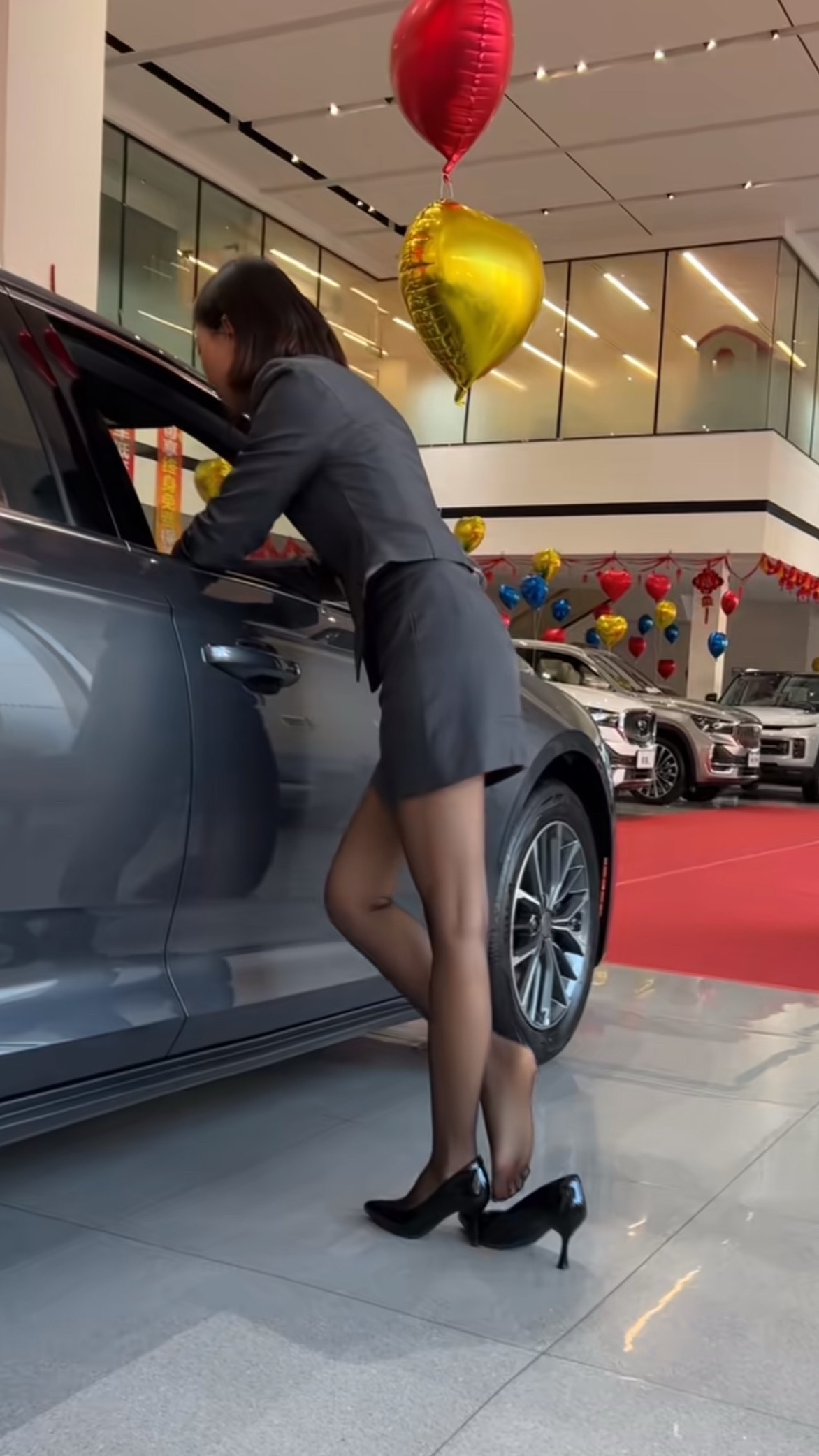 汽车销售高跟鞋站一天也蛮累的