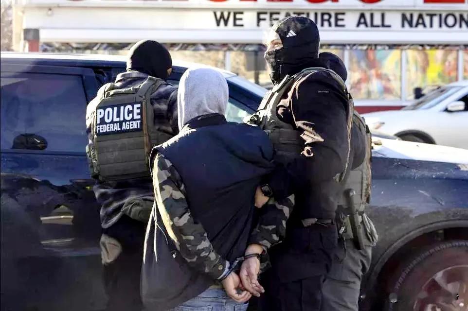 现在全美民众最恐惧的一点您知道是什么吗？就是Ice这些特工们不亮证件。虽然